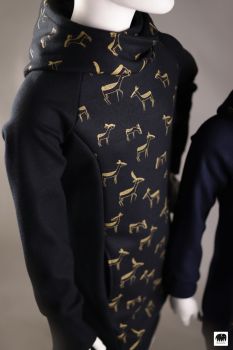 Bio Merinowolle Hoodiekleid schwarz mit goldenen Rehen an Front und Außenkapuze